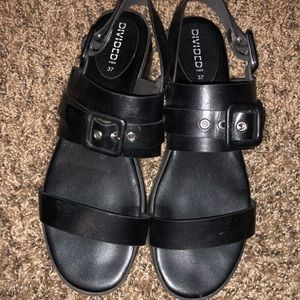 Divided black sandals